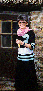Marie-Helene devant la petite chaumiere